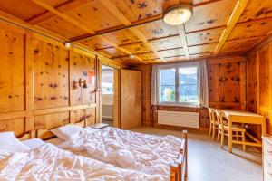 Giường trong phòng chung tại Ferienhaus Davos "Ob dem See"