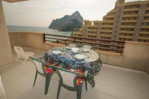 - une table sur un balcon avec vue sur l'océan dans l'établissement Topacio i 19b, à Calp