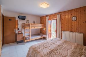 a bedroom with a bunk bed and a window at La Pieja in Opi