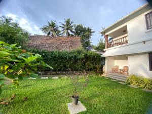 a backyard of a house with a yard at Tamarind Villa in Varkala