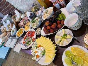 stół z wieloma talerzami jedzenia w obiekcie Gościniec Biznesowy w mieście Dąbrowa Górnicza