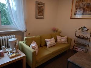 ein Wohnzimmer mit einem Sofa mit Kissen darauf in der Unterkunft Haus S.E.E. in Marienthal