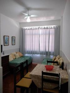 sala de estar con mesa y sofá en Apartamento Farol da Barra Salvador, en Salvador