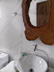 莫雷蒂斯的住宿－Armazém do Porto, Chalé Azaléia，浴室设有白色水槽和镜子