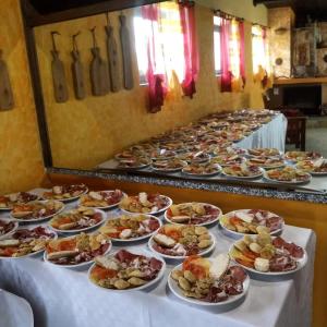 Un mucchio di piatti su un tavolo di Agriturismo Usurtala a Orani
