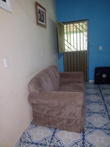 a living room with a brown couch in the corner at RECANTO DO SABIÁ in Carolina