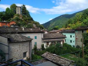 uma vista para uma cidade com montanhas ao fundo em B&B Fiume Bianco em Fiumalbo