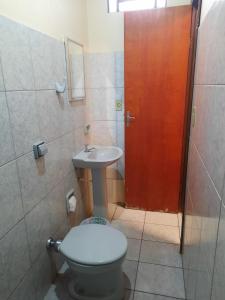 庫亞巴的住宿－HOTEL TROPICAL，一间带卫生间和水槽的浴室