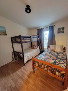 A bed or beds in a room at Crater Lake Gateway-Rocky Point Resort