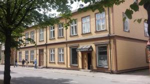 ein altes Holzgebäude an der Ecke einer Straße in der Unterkunft Aia Guest Apartment in Pärnu