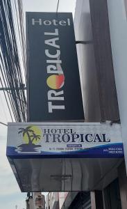 庫亞巴的住宿－HOTEL TROPICAL，建筑物上酒店热带学标志的标志