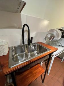 um lavatório de aço inoxidável numa cozinha em Departamento Godoy Cruz em Godoy Cruz