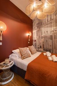 een slaapkamer met een groot bed en een kroonluchter bij Host inn Lyon - Hypercentre Vieux Lyon in Lyon