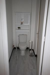 A bathroom at T2 entièrement équipé, proche toutes commodités