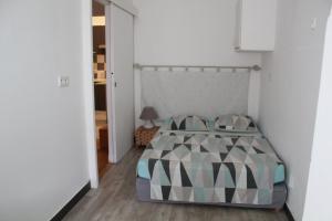 A bed or beds in a room at T2 entièrement équipé, proche toutes commodités