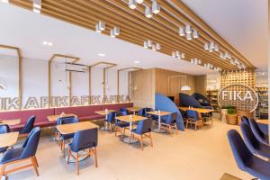 a restaurant with tables and chairs in a cafeteria at FIKA Residence in Dois Irmãos