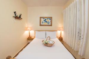 a bedroom with a bed with a basket on it at Pousada Green House by Conrado Vitali in Canela +117 photos