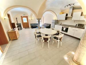 a kitchen and dining room with a table and chairs at Pension Laurent Ranch in Gottfrieding