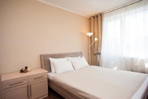 モスクワにあるInnDays on Konkovoのベッドルーム1室(白いシーツ付きのベッド1台、窓付)