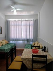 sala de estar con mesa, sillas y sofá en Apartamento Farol da Barra Salvador, en Salvador