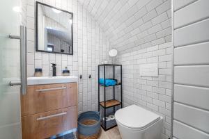 A bathroom at Gejzír Vendégház