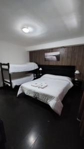 ein Hotelzimmer mit zwei Betten mit Handtüchern darauf in der Unterkunft Miras Del Mar in Puerto Madryn