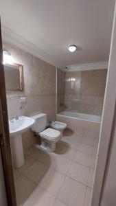 ein Badezimmer mit Toilette, Waschbecken und Badewanne in der Unterkunft Miras Del Mar in Puerto Madryn