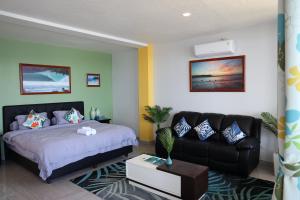 Grace Wave Resort في Hilibotodane: غرفة نوم بسرير واريكة