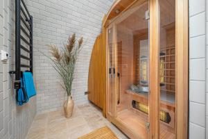 A bathroom at Gejzír Vendégház