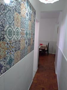 un pasillo con una pared de azulejos y una mesa en Apartamento Farol da Barra Salvador, en Salvador