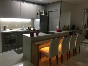 Kuchyň nebo kuchyňský kout v ubytování Cobertura Florianopolis itacorubi