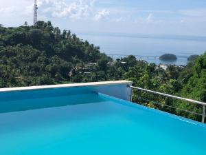 una piscina con vista sulla montagna di Figaro Hotel Samana a Santa Bárbara de Samaná
