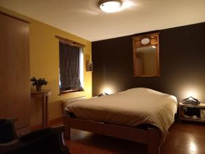 Cama o camas de una habitación en Aux Saveurs d'Enneille