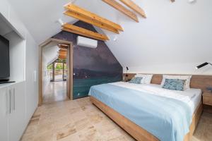 A bed or beds in a room at Gejzír Vendégház