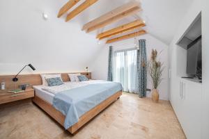 A bed or beds in a room at Gejzír Vendégház