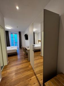 Postel nebo postele na pokoji v ubytování smartroom Rössli Hunzenschwil