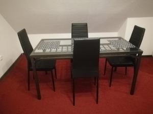 una mesa con cuatro sillas y un teclado en ella en gemütliche Ferienwohnung en Düsseldorf