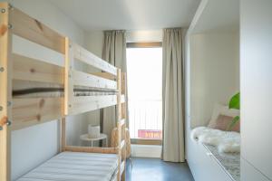 1 Schlafzimmer mit 2 Etagenbetten und einem Fenster in der Unterkunft Trendy Apartments as Base to Discover Ghent in Gent