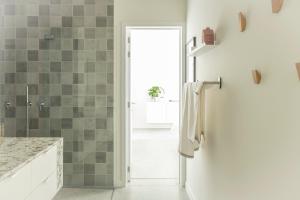 ein Bad mit einer Dusche und einer Glastür in der Unterkunft Trendy Apartments as Base to Discover Ghent in Gent