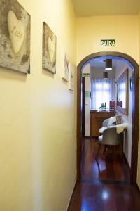 - un couloir donnant accès à une chambre avec une table dans l'établissement Pousada Green House by Conrado Vitali, à Canela