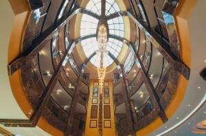 利雅德的住宿－Golden Ship Hotel，从带玻璃天花板的建筑的顶层欣赏美景