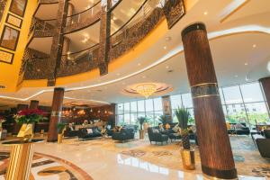 een lobby van een hotel met stoelen en tafels bij Golden Ship Hotel in Riyad