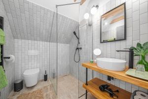 A bathroom at Gejzír Vendégház