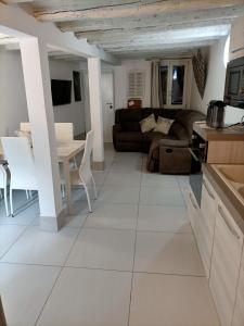 ein Wohnzimmer mit einem großen weißen Fliesenboden in der Unterkunft Blusuite appartamento in Venedig