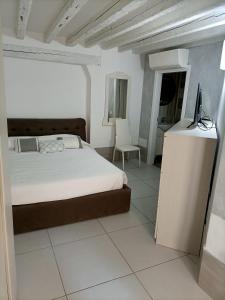 ein Schlafzimmer mit einem Bett und einem Schreibtisch mit einem Laptop in der Unterkunft Blusuite appartamento in Venedig