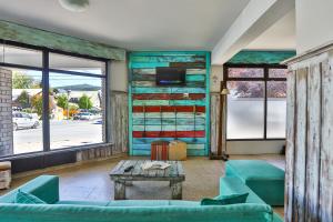 uma sala de estar com sofás azuis e uma televisão em Tierra Gaucha 2 em San Carlos de Bariloche