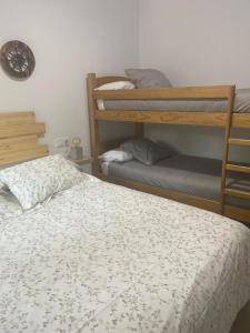 Двухъярусная кровать или двухъярусные кровати в номере Casas rurales La Carrasca
