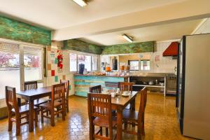 uma cozinha com uma mesa e cadeiras numa cozinha em Tierra Gaucha 2 em San Carlos de Bariloche