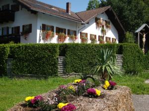 a house with flowers in front of it at Ferienhof Mühlthal in Edling