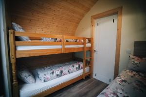 Postel nebo postele na pokoji v ubytování Carntogher Cabins + 24 fotografií